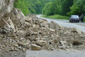 Камнепад на несколько часов заблокировал трассу Ереван-Горис