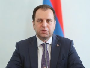 Глава Минобороны Армении: Чтобы вооружаться, необязательно вовлекаться в гонку вооружений