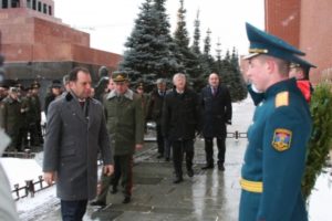 Министр обороны Армении возложил венок к мемориалу погибшим в Великой Отечественной войне