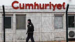 В Турции арестовали 9 сотрудников оппозиционной газеты Cumhuriyet, включая главного редактора
