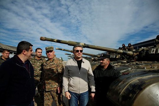 Премьер-министры Армении и НКР ознакомились с ходом технического переоснащения боевых позиций