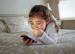 Ученые: планшеты и смартфоны негативно влияют на сон детей
