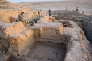 Российские археологи презентовали книгу о древнейшем селении людей