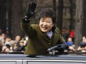 Власти Южной Кореи попросили арестовать гадалку президента