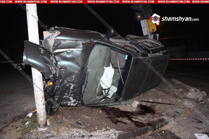 Иномарка, попав в ДТП, врезалась в светофор, четверо пострадавших госпитализированы