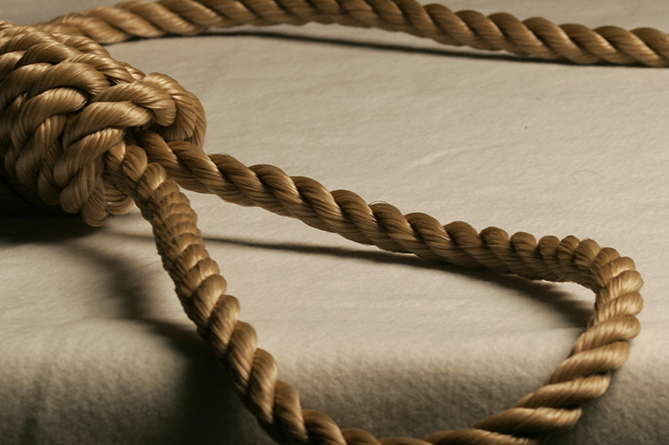 Житель Еревана обнаружил своего отца повесившимся на лестничной площадке