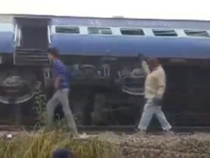 Число погибших при сходе поезда с рельсов в Индии выросло до 91 человека