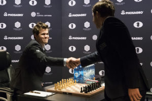 Карякин проиграл Карлсену в 10-й партии матча за мировую шахматную корону