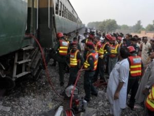 В Пакистане в результате столкновения пассажирских поездов погибли более 10 человек