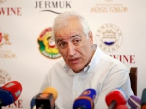 Новое Правительство хочет задобрить население Армении бананами и стоянками - Ваагн Хачатрян
