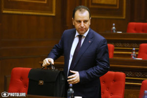 Президент Армении доволен деятельностью министра обороны