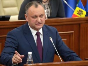 Додон пообещал министру обороны Молдавии тюремную камеру с фотографией Дракулы