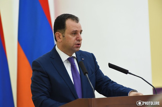 Глава Минобороны: Пусть все платят в помощь армии 1 тыс. драмов, а желающие пусть платят больше