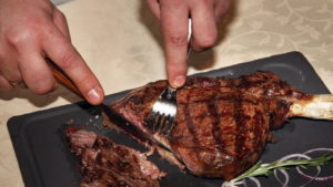 Калифорнийские ученые заявили, что мясо продлевает жизнь
