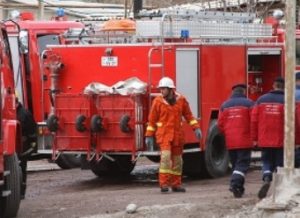 Пожар в Ереване: Спасателям удалось вынести из огня пострадавшего человека