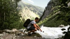 В Грузии туриста публично принудили извиняться за голое селфи