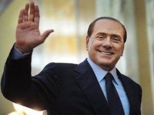 Берлускони покинул больницу, где врачи проверяли его здоровье
