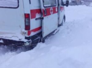 В Армении спасатели пришли на помощь роженице и доставили ее к машине Скорой помощи