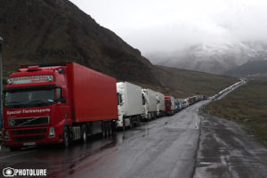 На КПП "Верхний Ларс" со стороны России скопилось 515 грузовиков – МЧС Армении