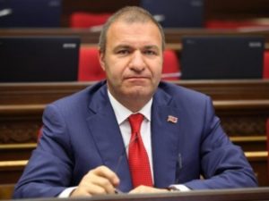 Армянский депутат: Повысьте людям зарплаты – они всё потратят