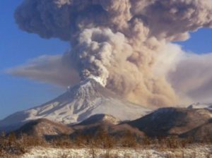 На Камчатке вулкан Шивелуч выбросил столб пепла на 11 км