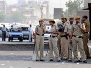 Индийская полиция арестовала 12 человек за отказ встать во время исполнения гимна страны