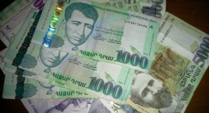 По уровню средней зарплаты Армения опережает Азербайджан, но уступает Грузии