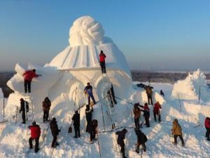 В Китае намерены вылепить гигантского снеговика