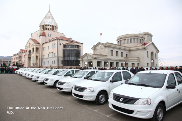Бако Саакян и Серж Саргсян приняли участие в церемонии вручения автомобилей военнослужащим Армии обороны