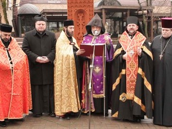 В центре Киева открыли армянский хачкар