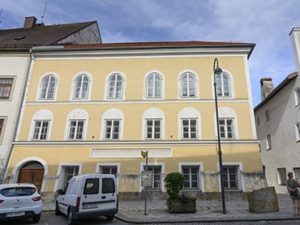 Власти Австрии передумали сносить дом Гитлера