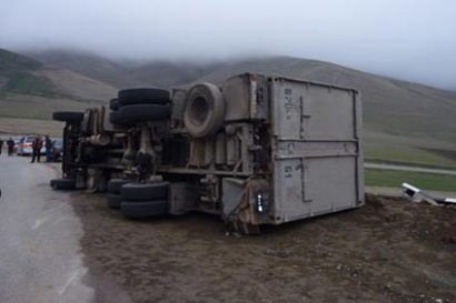 В Апаране перевернулся грузовик с российскими номерами