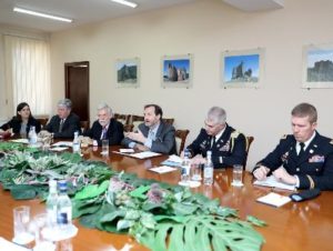 Министр обороны Армении провел встречу с членами экспертной группы США и Великобритании