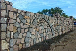 Плюсы использования гранита для возведения заборов