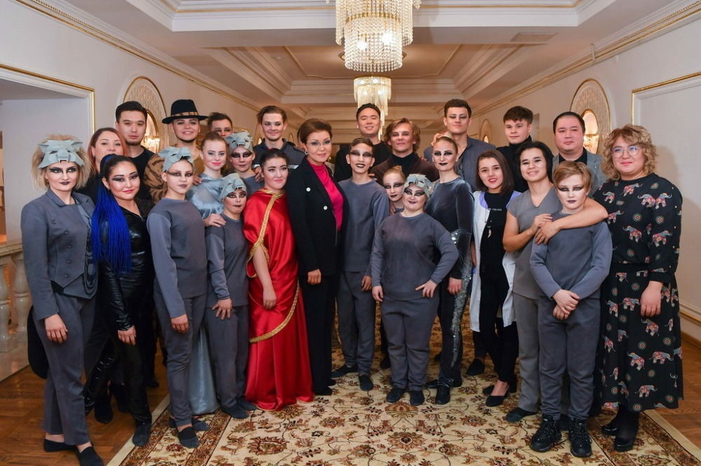 Дочь Назарбаева встретилась с юными артистами Театра особенных актеров