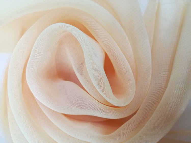 Шифон — яркий и красочный материал, завораживающий душу