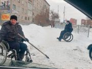 Инвалидам на колясках пришлось самим чистить снег в российском городе