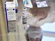 На бейджи для привитых от COVID-19 поместят QR-код с голограммой