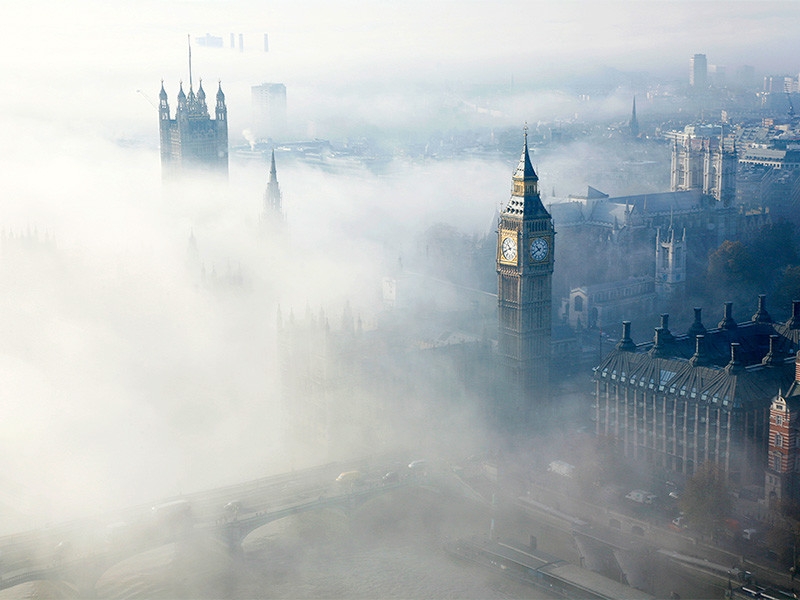 "Похоже, Вестминстер горит": над зданием британского парламента, который нуждается в ремонте, появился то ли дым, то ли пар (ВИДЕО)