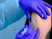 Вирусолог оценил необходимость самоизоляции в период вакцинации