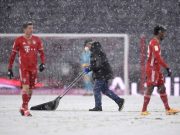 Матч «Бавария» – «Арминия» несколько раз прерывали для расчистки поля от снега