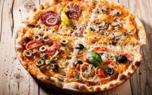 Пицца с доставкой на дом – идеальное угощение для веселой компании