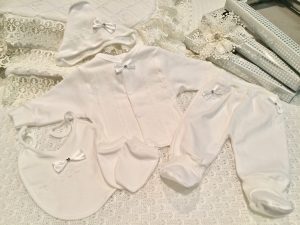 Как выбрать качественную одежду для новорожденного