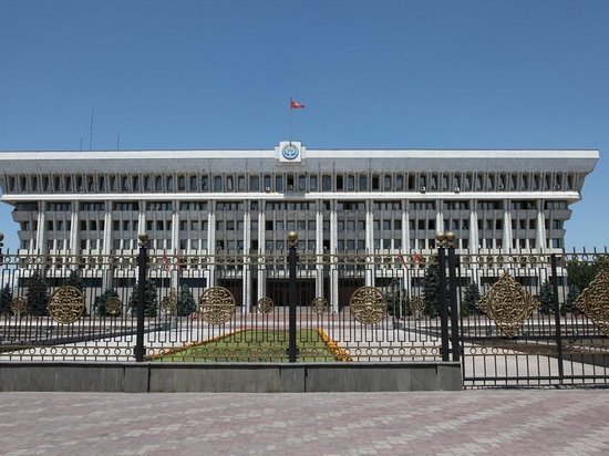 В Киргизии открылись избирательные участки для референдума по конституции