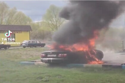 Под Москвой загорелся автомобиль с запертыми внутри детьми