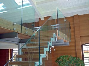 Стеклянные ограждения для лестниц: характеристики и достоинства