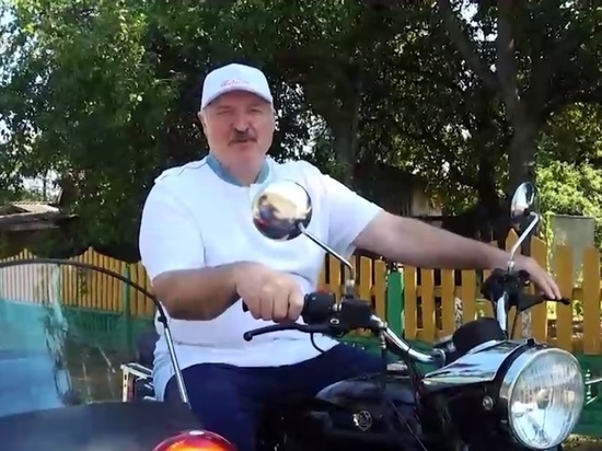 Лукашенко проехался по родному городу на мотоцикле ради гаишников