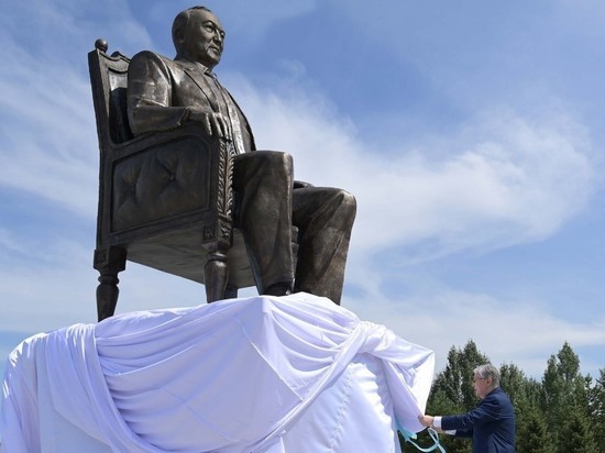 В столице Казахстана открыли еще один прижизненный памятник Назарбаеву