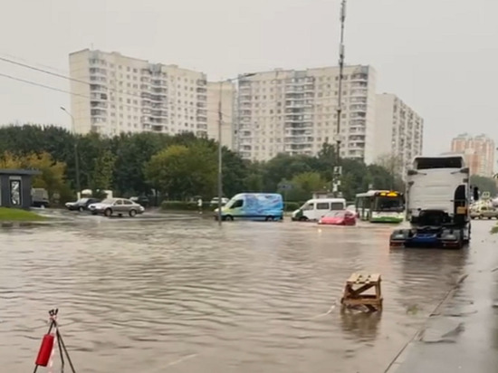 Ливень с ураганом прошли по Москве после знойной жары