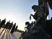 На монументе Александру Невскому увековечили образы псковских десантников